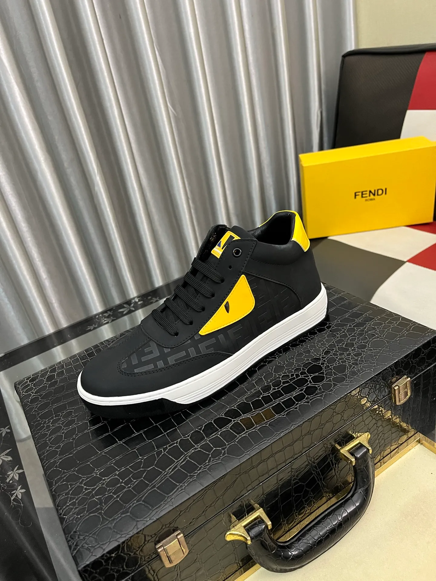 Ex-factory price: 420⌚️⌚️[Fendi] Fendi’s latest casual shoes for men! Available at counters simultaneously! A one-to-one replica of the original. The surface is made entirely of imported first-layer calfskin with crocodile pattern, the interior is made of first-layer water-dyed cowhide, and the original factory-supplied rubber outsole. Leading new fashion concepts. Matching code: 38-442️⃣Colors available